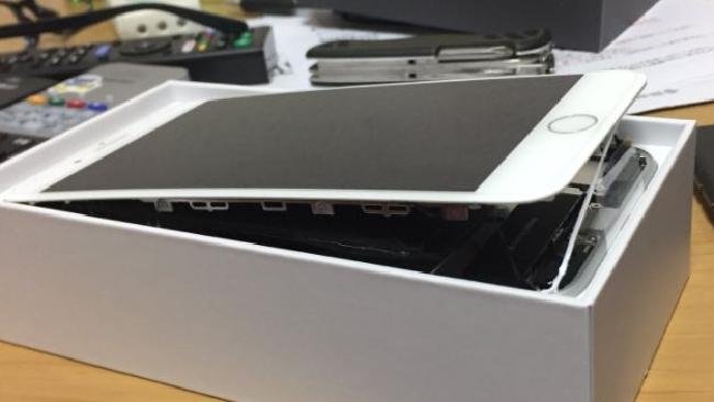 Apple investigates reports of iPhone 8 'splitting open'